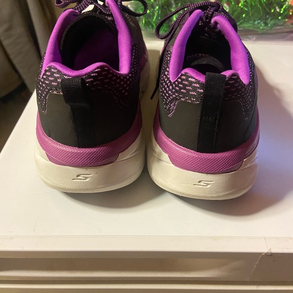 One pair of women’s sketchers go run size 10. - Picture 5 of 5